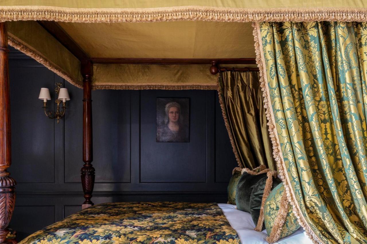 Отель Batty Langley'S Лондон Экстерьер фото The bedchamber of Queen Mary