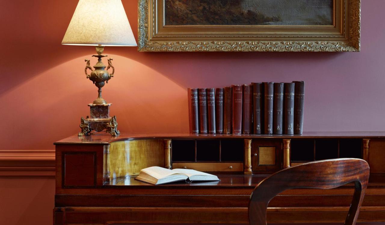 Отель Batty Langley'S Лондон Экстерьер фото A desk with a lamp